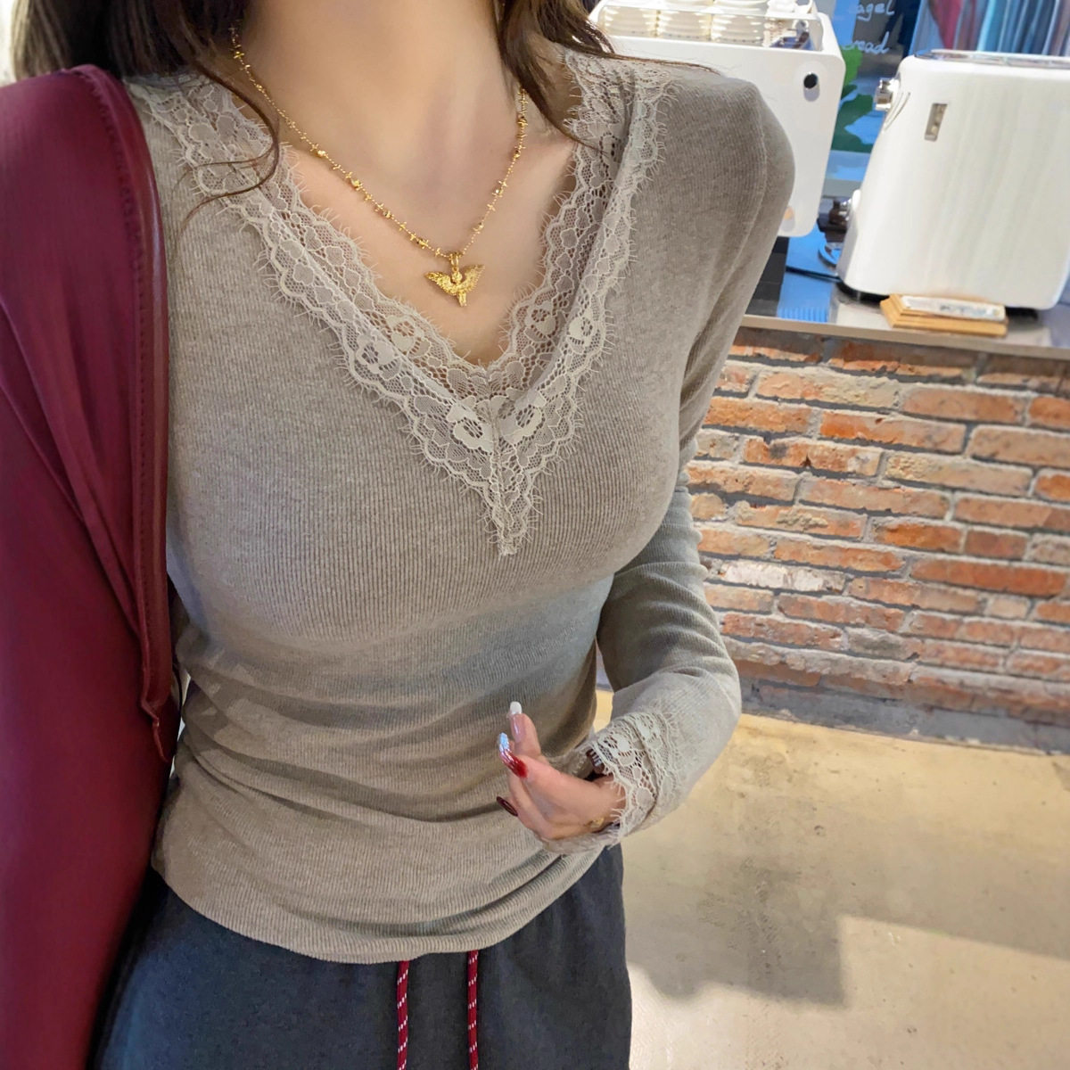 V领蕾丝花边低领灰色打底衫女内搭2025早秋季新款修身黑白色上衣