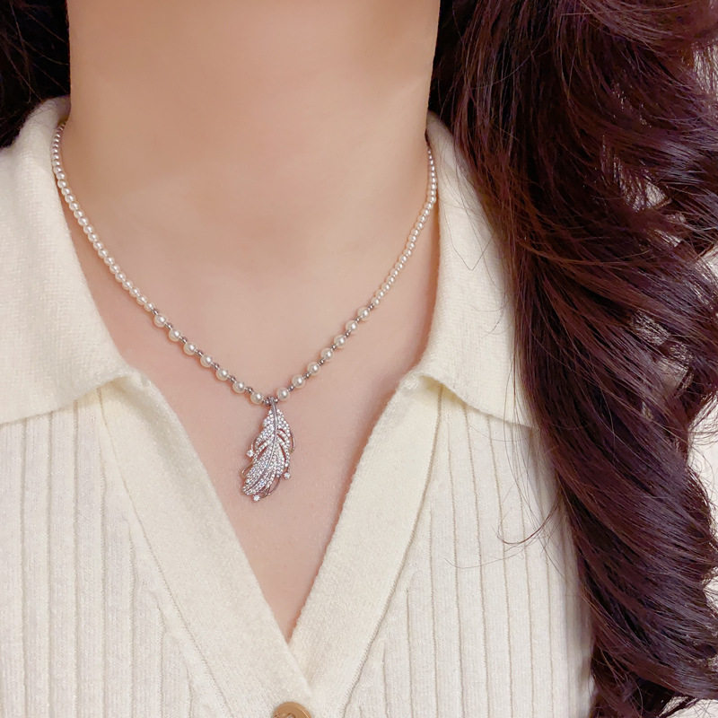 欧美跨境精致时尚锆石羽毛吊坠珍珠项链个性轻奢百搭高级感锁骨链
