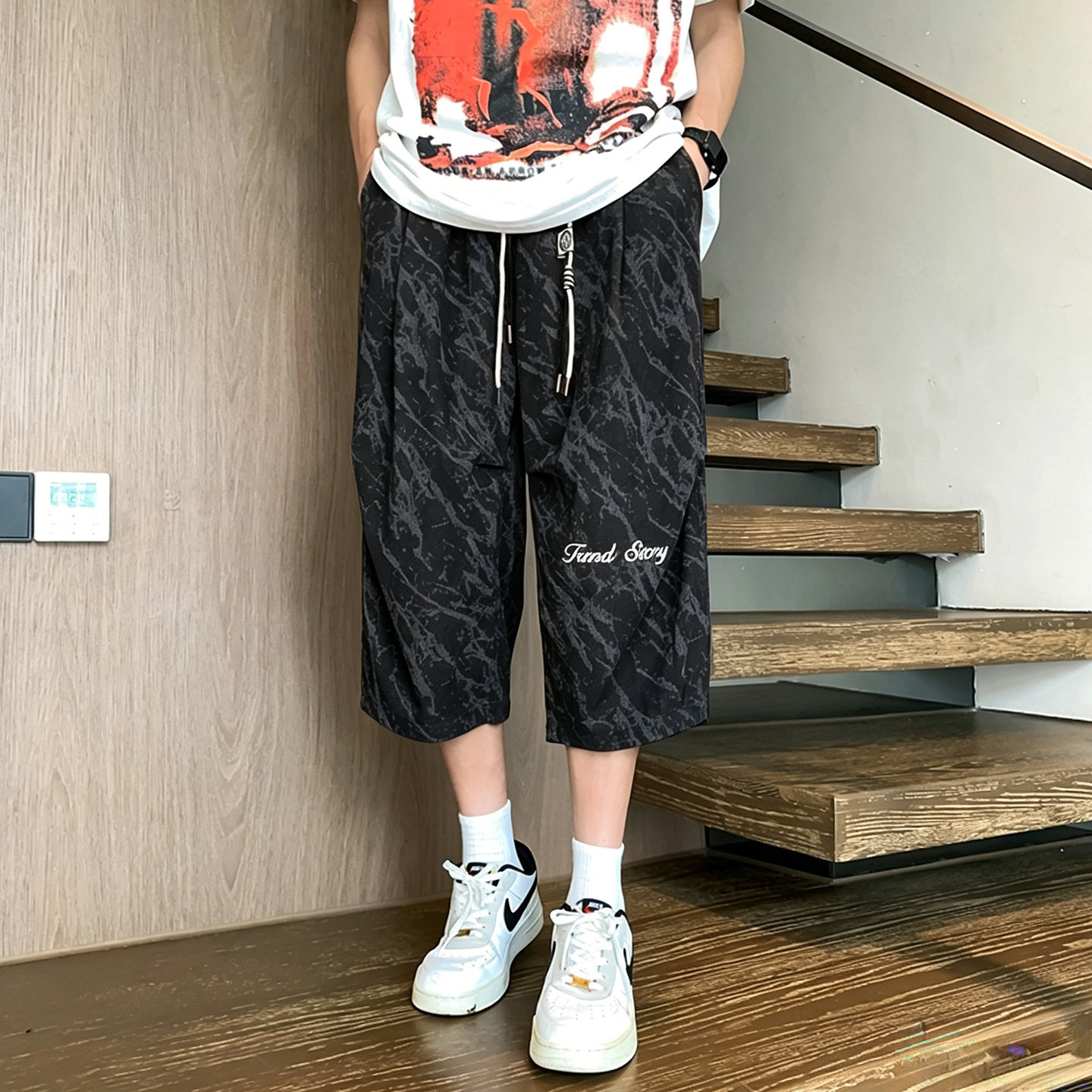 夏季薄款宽松休闲冰丝短裤子男孩图片