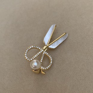 超精致 天然贝壳 小剪刀 镜面极亮丝滑全无瑕 AK珍珠小胸针6mm