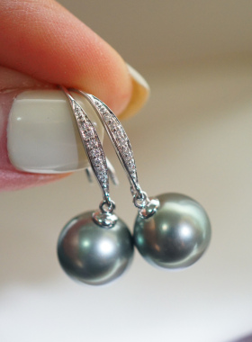 18K极亮正圆近全无瑕大溪地海水黑珍珠耳环孔雀绿色镜面光10.7mm