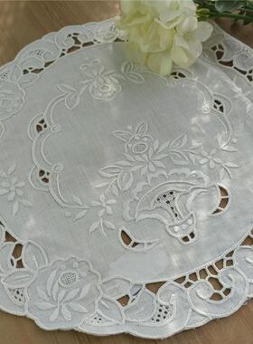 F117 手绣花圆餐垫28cm白色棉麻质
