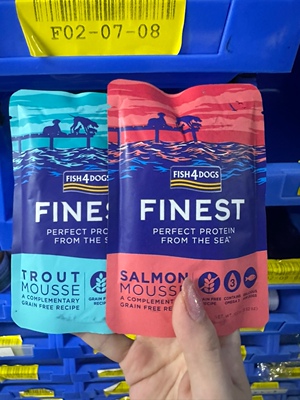 港购 英国FISH4DOGS無穀物純鱒魚三文鱼慕絲狗主食濕包100克