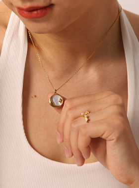 18K金钛钢项饰女法式天然白贝母