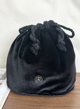 大号圆筒形抽绳化妆包黑色丝绒男女化妆品便携收防尘收纳洗漱包