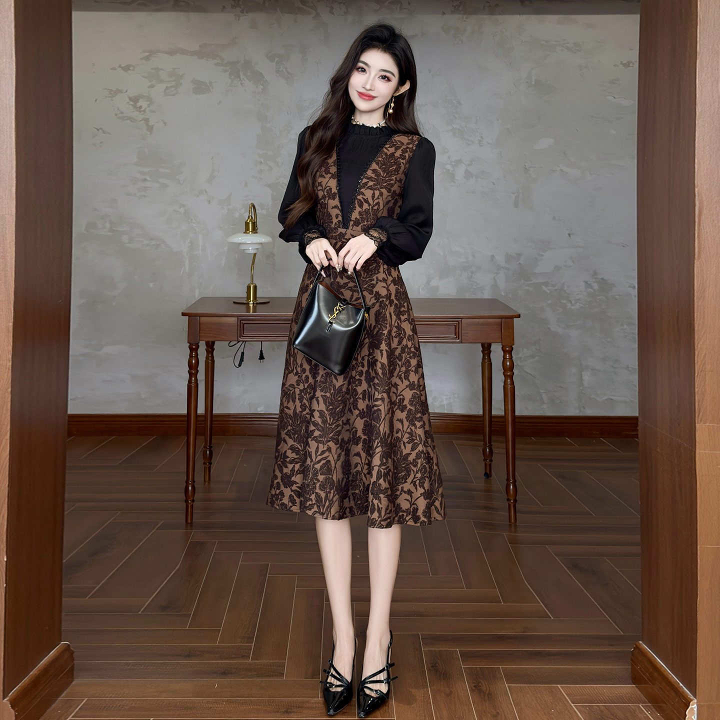 气质提花大衣的内搭连衣裙