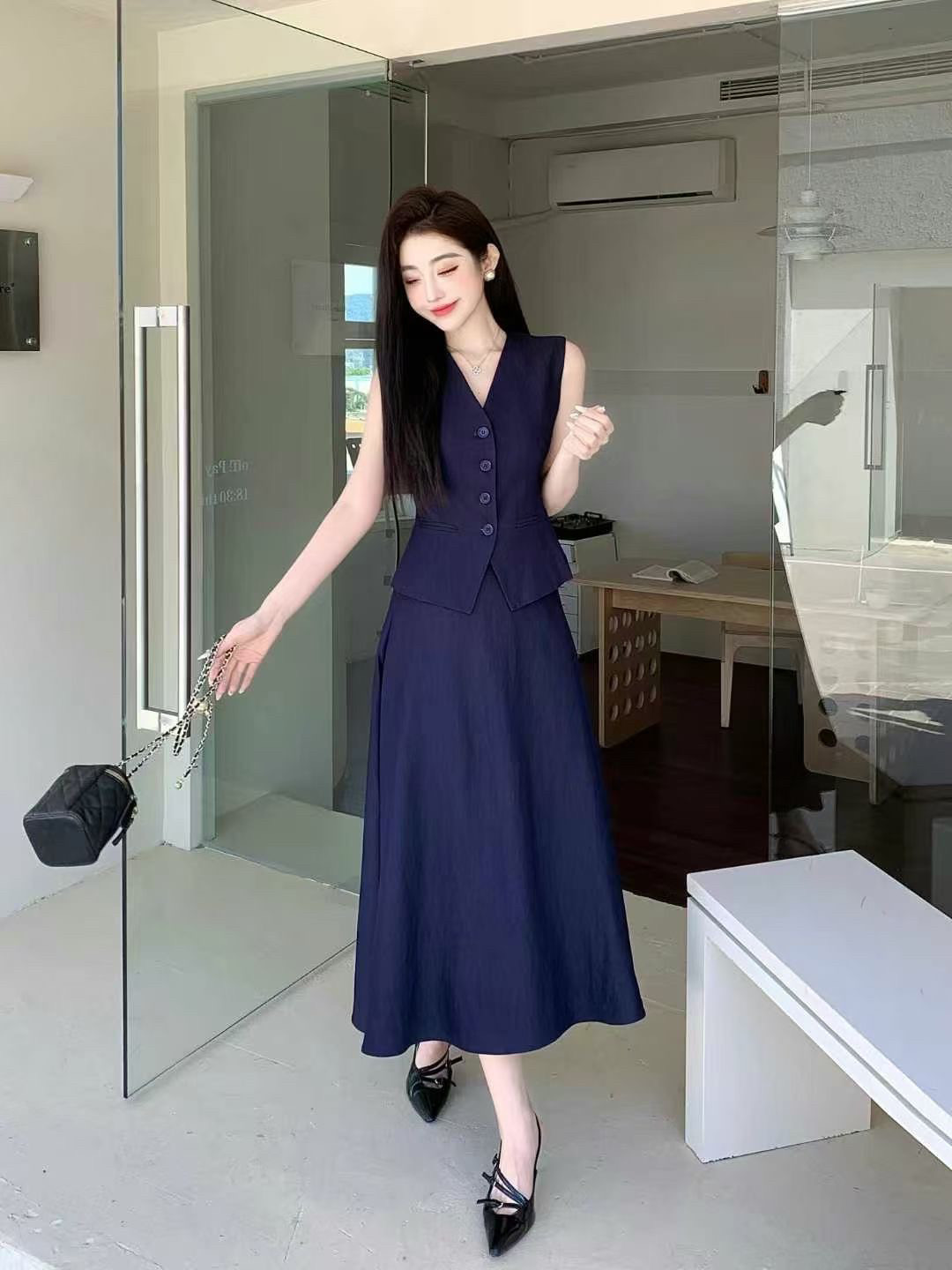 高级感深蓝色仿牛仔小香风套装裙夏季新款纽扣无袖上衣半裙两件套