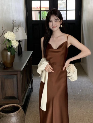 法式复古咖色吊带连衣裙女2024秋季性感露背显瘦长款缎面气质裙子