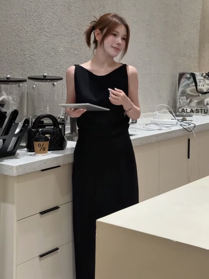 法式小心机设计一字肩吊带连衣裙新款气质收腰显瘦女神范黑色长裙