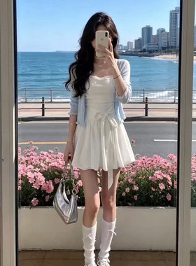 夏季两件套装白色花苞吊带连衣裙女学生蓝色蝴蝶结木耳边防晒衫潮