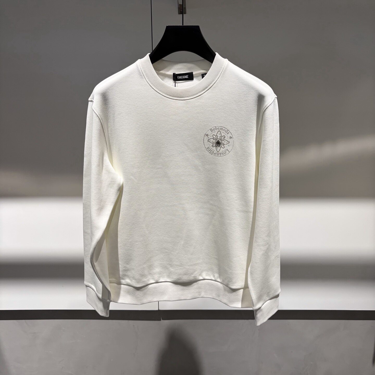 BEBE男装 26秋冬新款铆钉装饰logo字母印花男士加绒卫衣 015021