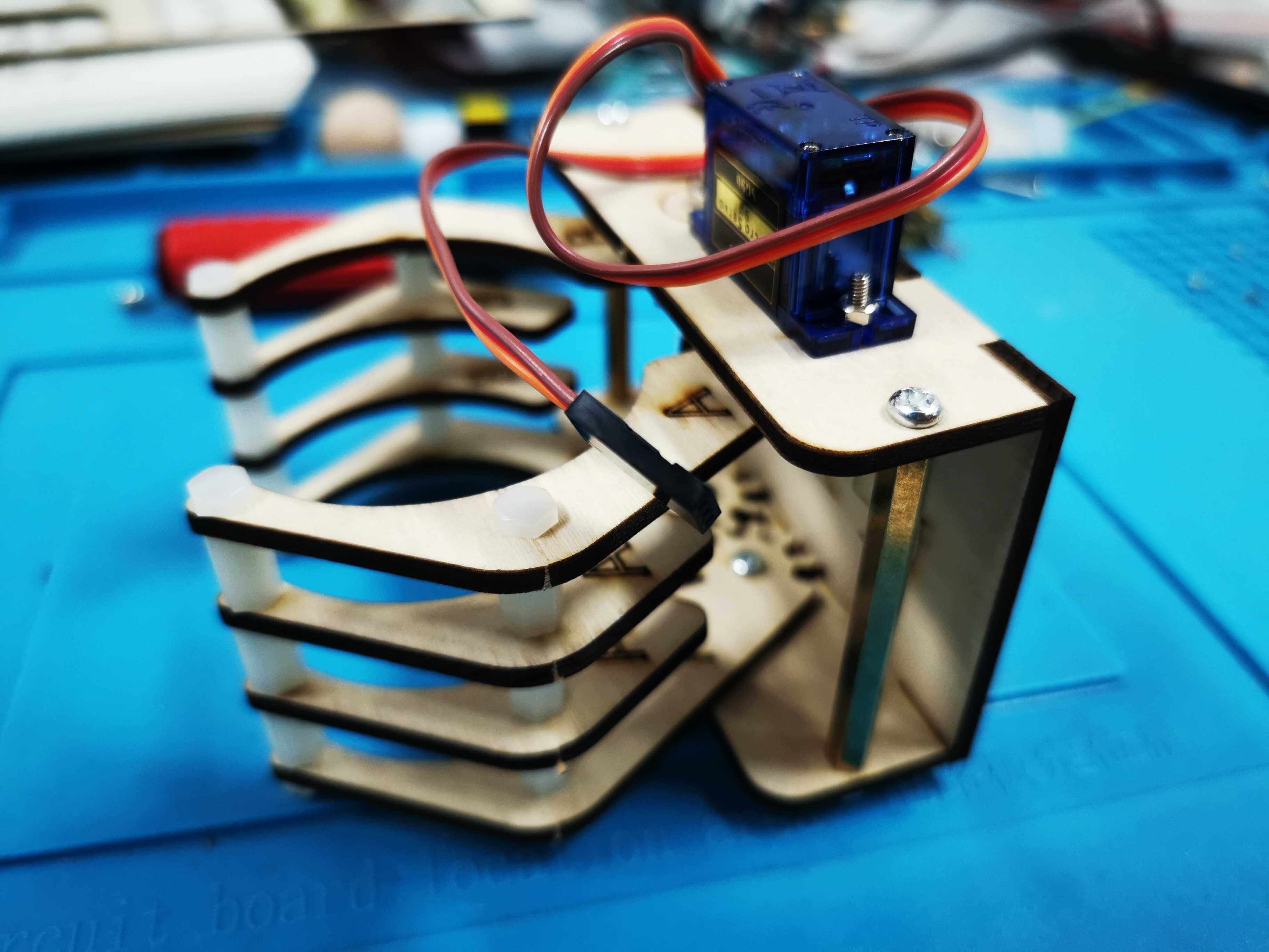 DJI大疆 ROBOMASTER S1用木质机械爪套件 - 实物图