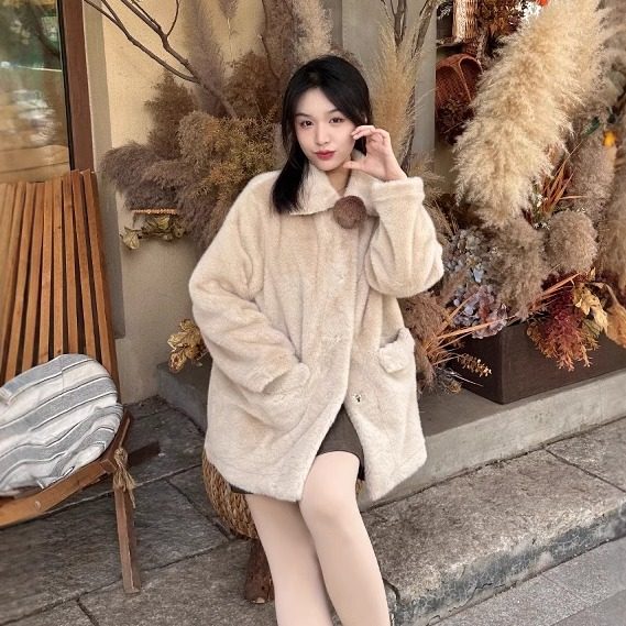 圣诞麋鹿浣熊宝宝显贵气环保彩貂皮毛一体外套大衣女秋冬宽松高级