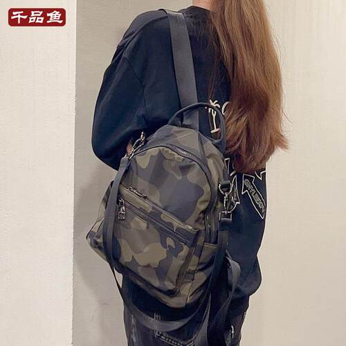 多口袋轻便男士双肩背包