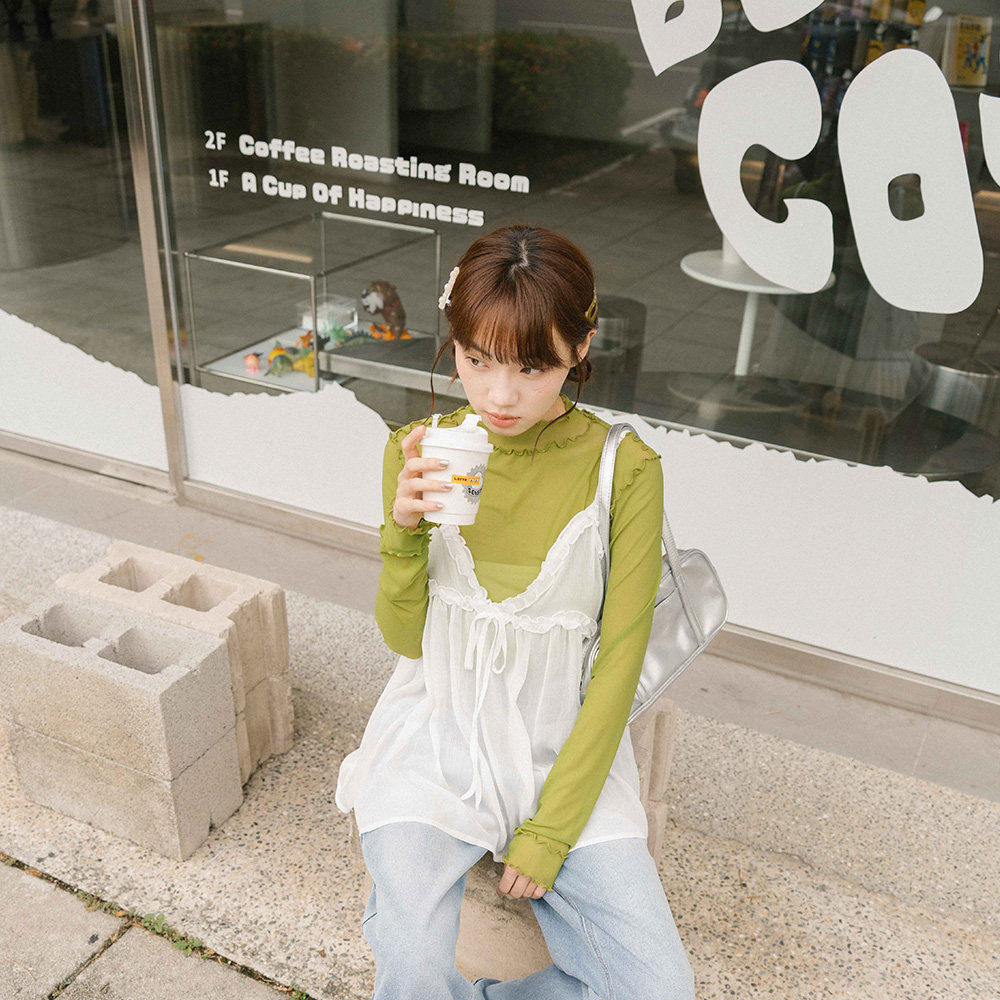 QUEENSHOP 2025秋冬新品女装透纱绑带荷叶罩衫背心-白