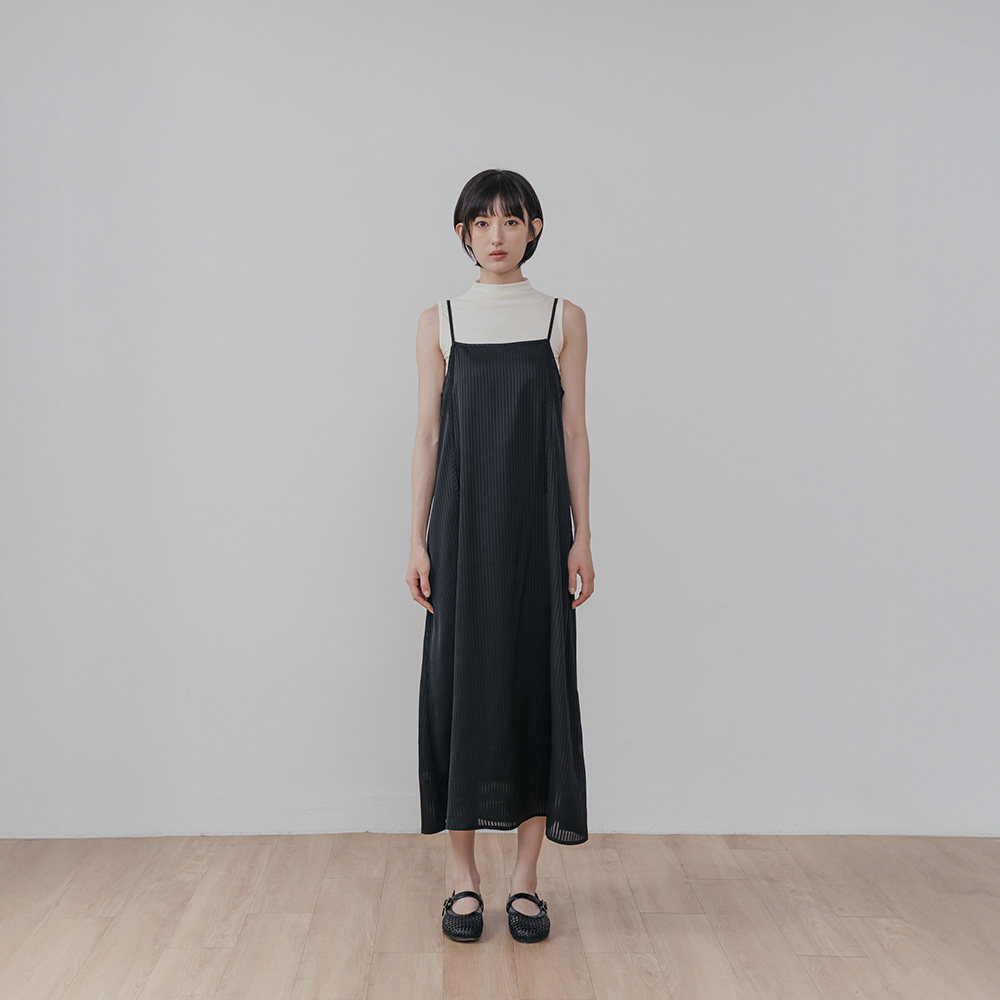 QUEENSHOP 2026秋冬女装蕾蒂光泽感条纹细肩连衣裙-黑01087315