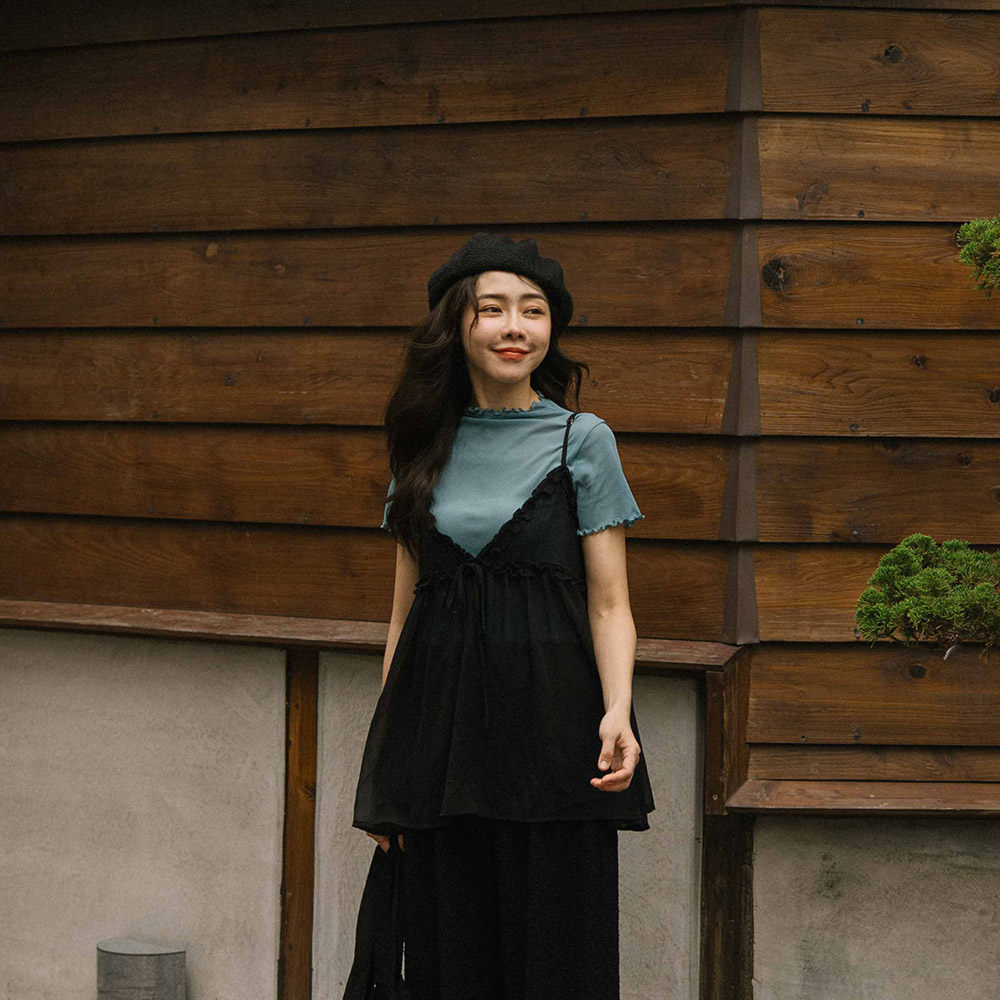 QUEENSHOP 2025秋冬新品女装透纱绑带荷叶罩衫背心-黑