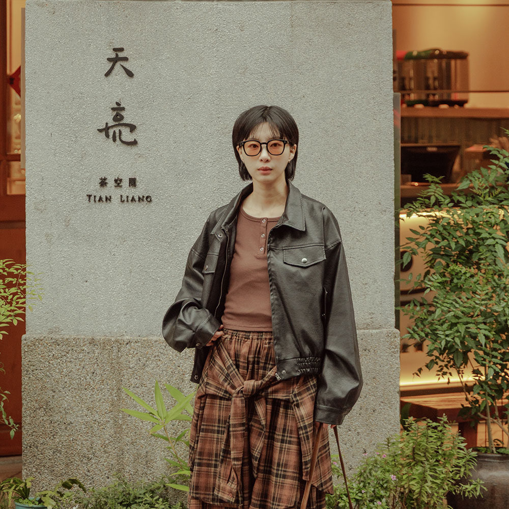 QUEENSHOP 2026春夏新品女装口袋短版皮革夹克外套-黑02060134