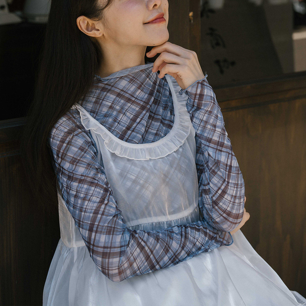 QUEENSHOP 2026秋冬新品女装格纹木耳边网纱透肤长袖上衣01099131