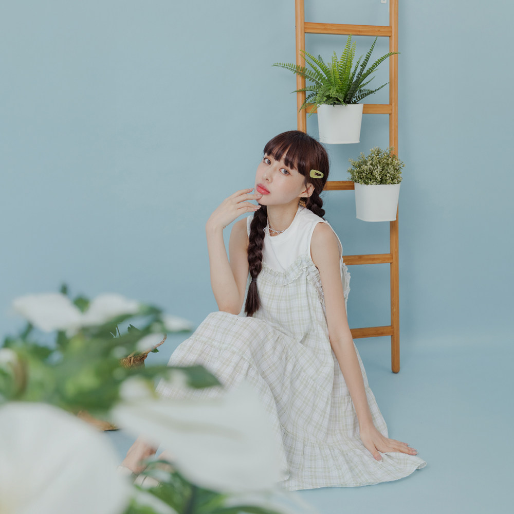 QUEENSHOP 2025秋冬新品女装格纹荷叶领细肩蛋糕短连衣