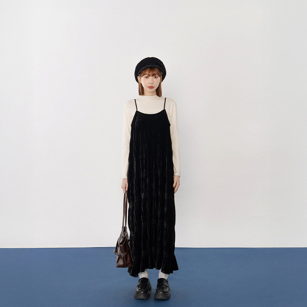 QUEENSHOP 2025秋冬新品女装光泽丝绒压褶细肩长连衣裙