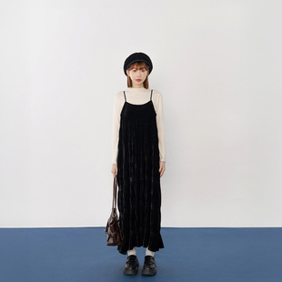 QUEENSHOP 2025秋冬新品女装光泽丝绒压褶细肩长连衣裙01087232