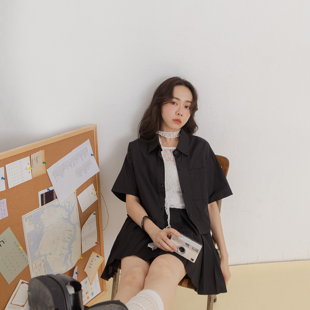 QUEENSHOP 2025春夏新品女装休闲素面单口袋短版短袖衬