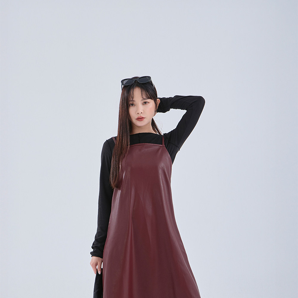 QUEENSHOP 2025秋冬新品女装质感皮革剪接设计细肩连衣