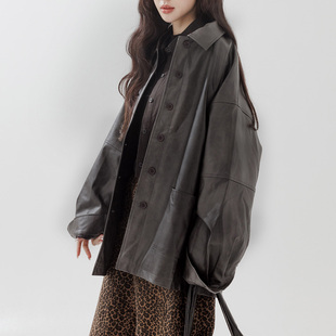 QUEENSHOP 2025秋冬新品女装复古排釦双口袋皮革外套02060131