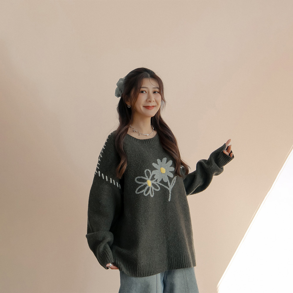 QUEENSHOP2025秋冬姵萱联名立体花花刺绣缝线针织毛衣-绿01013494