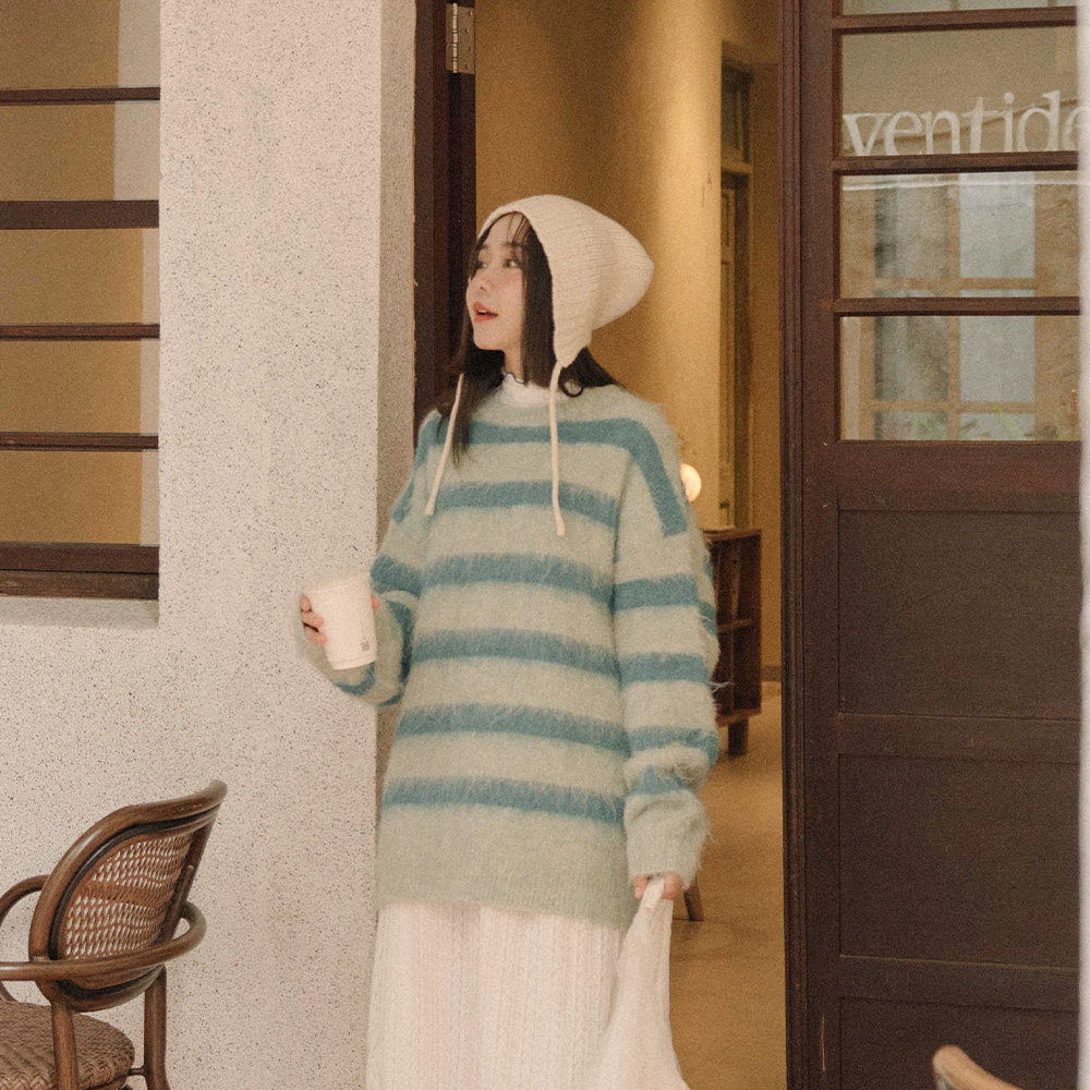 QUEENSHOP 2025秋冬新品女装毛感配色条纹针织毛衣01