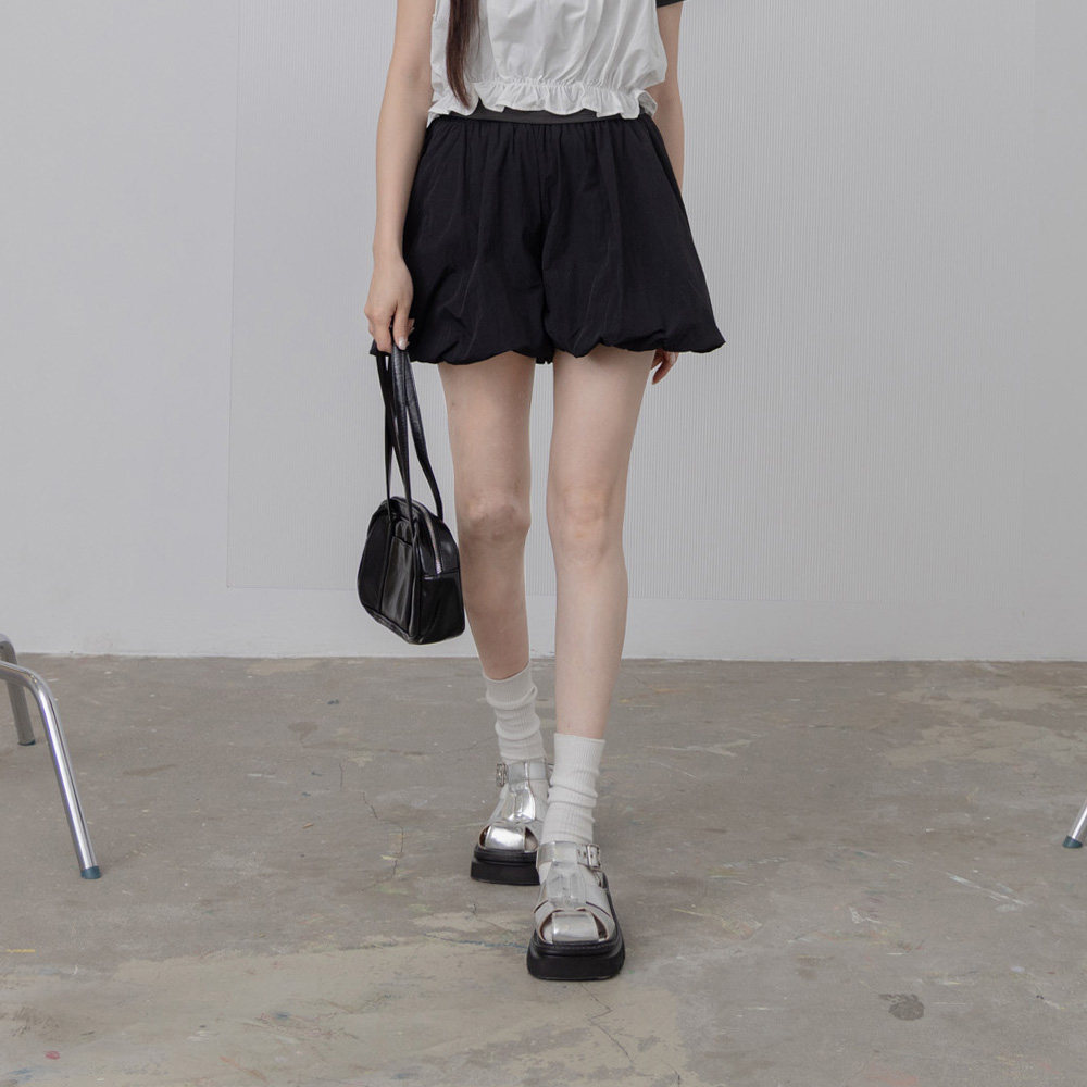 QUEENSHOP 2025秋冬新品女装减龄素面花苞造型刷刷短裤