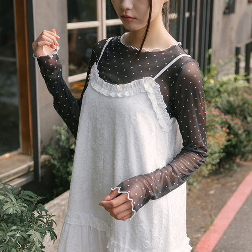 QUEENSHOP 2026秋冬新品女装木耳边点点透肤网纱上衣-黑01099905