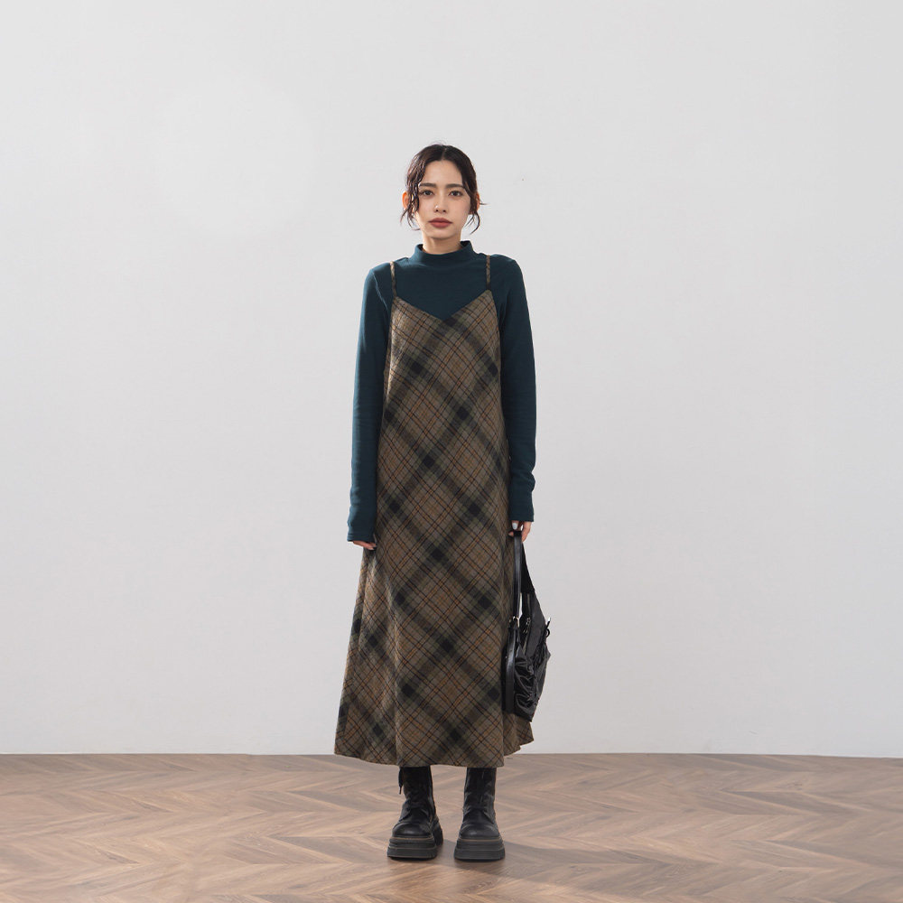 QUEENSHOP 2025秋冬新品女装格纹磨毛V领细肩长版连衣