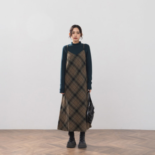 QUEENSHOP 2025秋冬新品女装格纹磨毛V领细肩长版连衣裙01087245