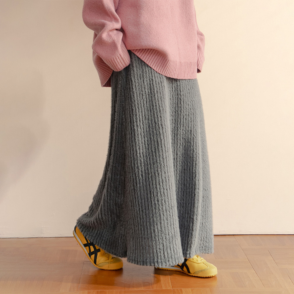 QUEENSHOP2025秋冬姵萱联名绒毛感直纹设计垂坠长裙-深灰03021679