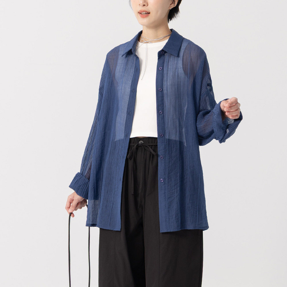 QUEENSHOP2026春夏新品女皱皱纹理透肤宽版长袖衬衫-深蓝01025831