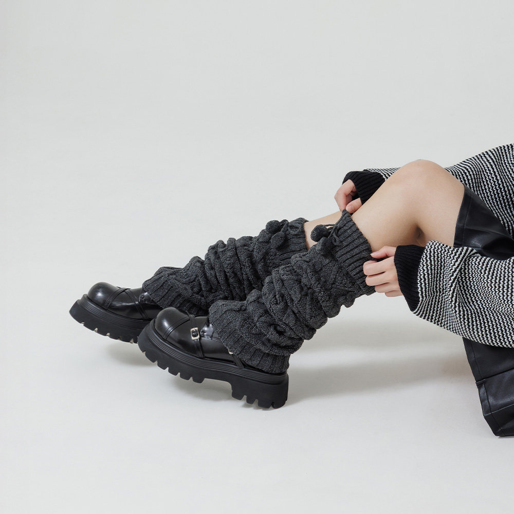 QUEENSHOP 2025秋冬新品女装素面麻花球球蝴蝶结针织袜套07130051