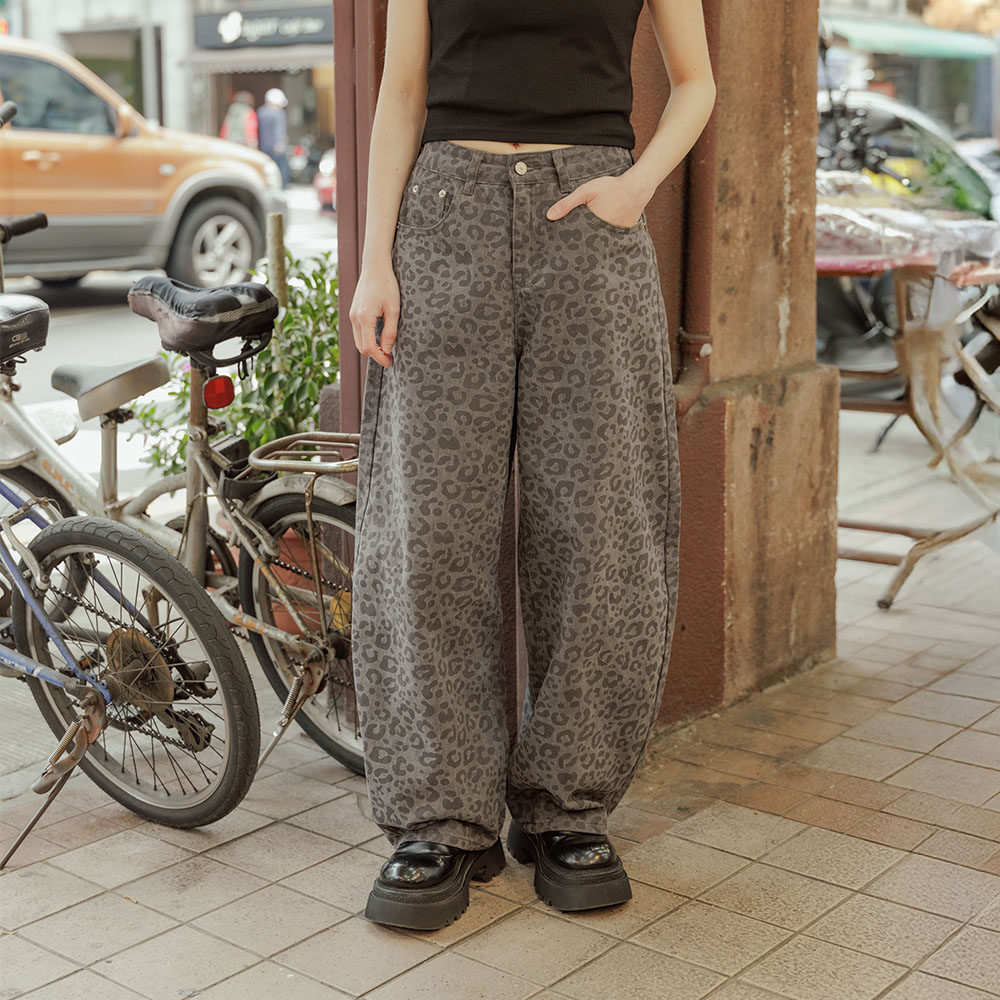 QUEENSHOP 2026春夏新品女装洗水豹纹设计茧型斜纹长裤