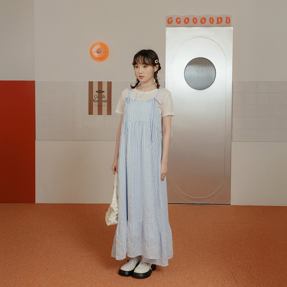 QUEENSHOP 2026春夏新品女装双绑带立体花纹细肩长连衣裙01087280