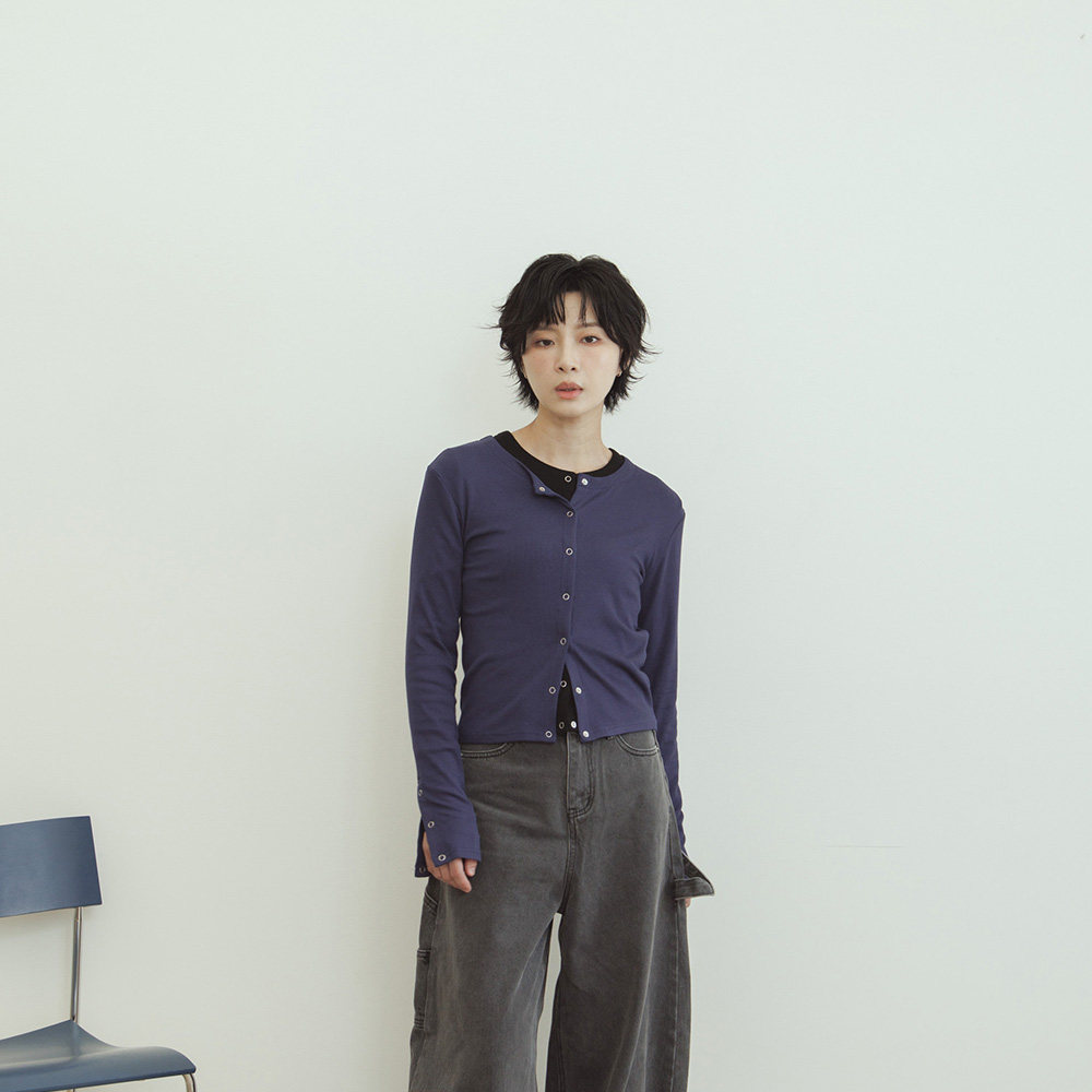 QUEENSHOP 2026秋冬新品女装素面压扣弹性长袖上衣-蓝01200028