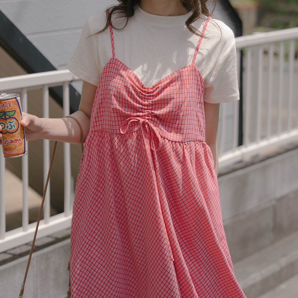 QUEENSHOP 2026春夏新品女装前胸抽皱格纹细肩连衣裙-红01087274