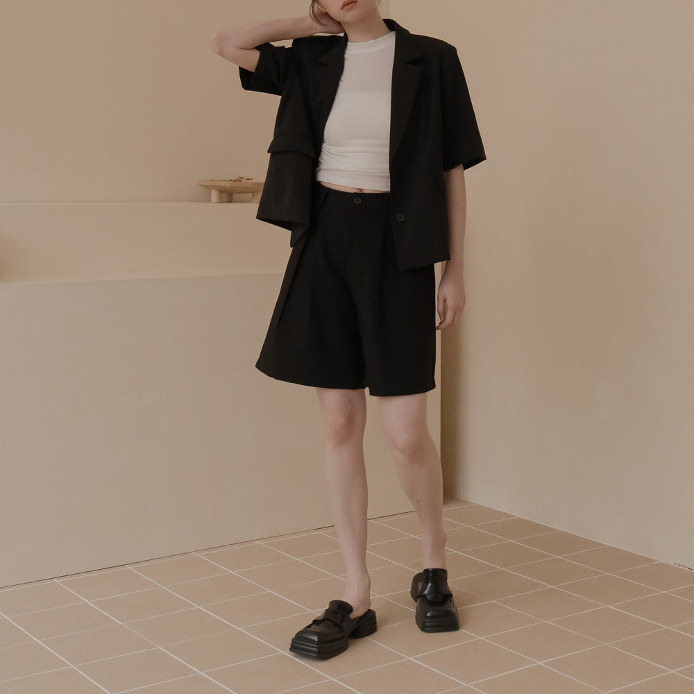 QUEENSHOP 2025秋冬女装蕾蒂前打褶宽版五分西装裤-黑04030501