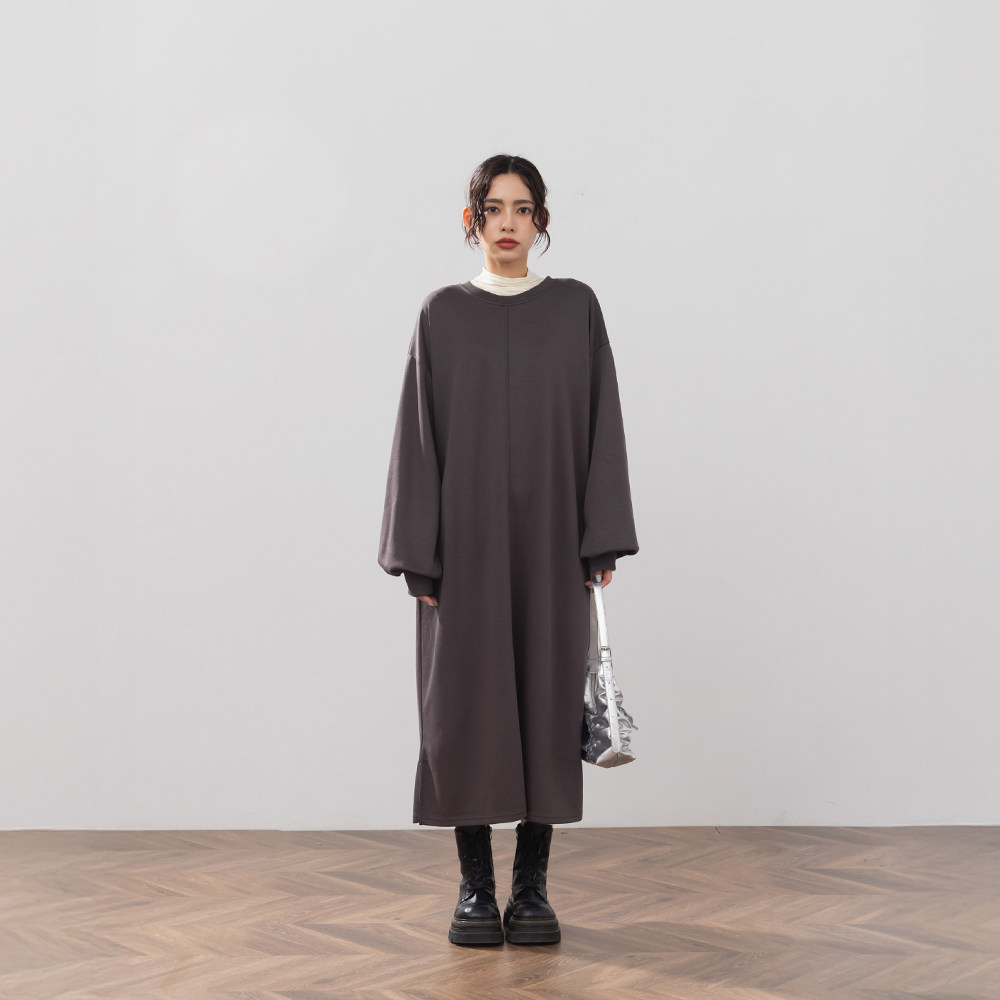 QUEENSHOP 2025秋冬新品女装休闲圆领落肩造型宽版连衣