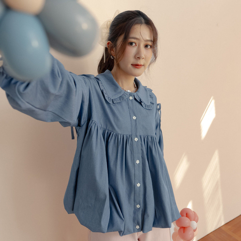 QUEENSHOP2025秋冬姵萱联名袖抽皱娃娃领牛仔上衣-浅蓝01099242