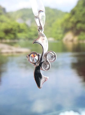 纯银项坠镶嵌宝石