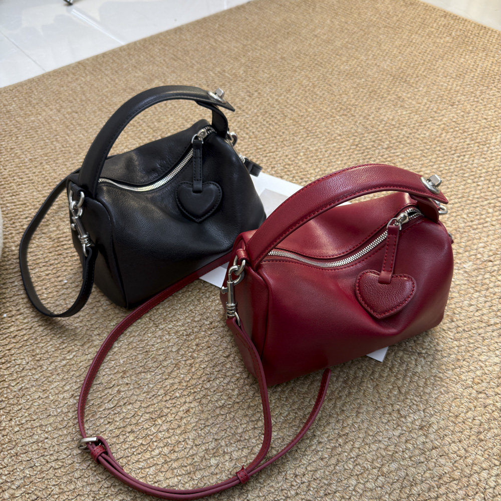 植鞣羊皮枕头包女2026新款手提斜挎包百搭通勤波士顿包简约小女包