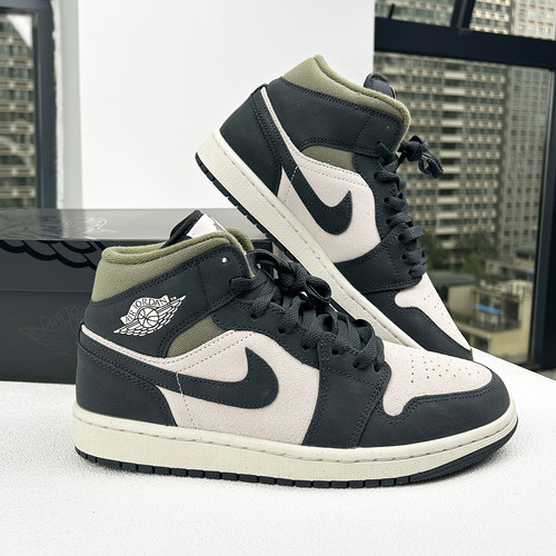 Jordan男子AJ1中帮皮面平底板鞋
