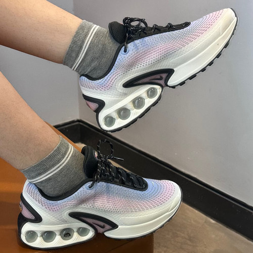 Nike耐克女子气垫轻便缓震运动鞋