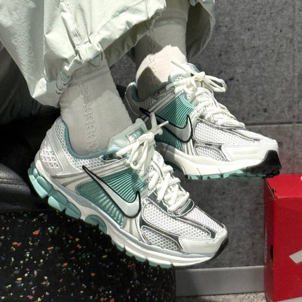 25新款Nike耐克女子运动鞋迈柔ZOOM VOMERO 5轻便休闲鞋HF1877